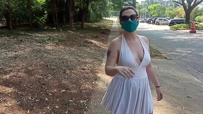 Öffentliche Nacktheit: Ein Mädchen aus Russland versucht, sich in den Straßen von Rio de Janeiro auszuziehen. Sie wurde fast verhaftet.